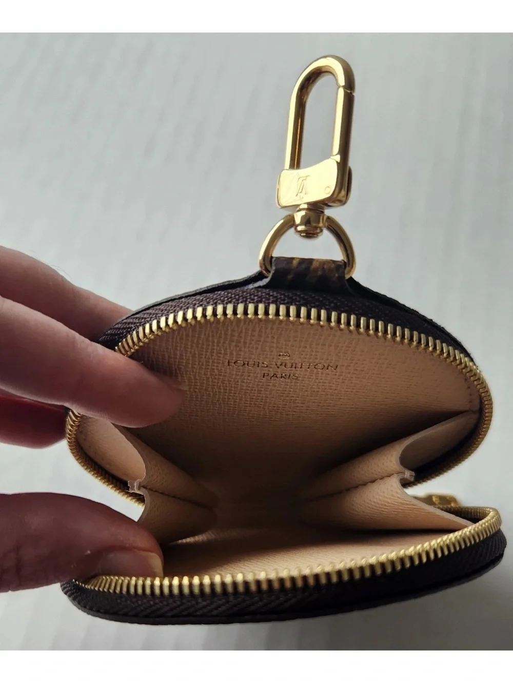 Louis Vuitton round monogram